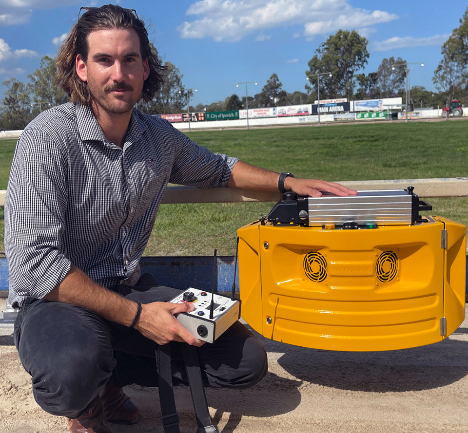 Stephen-chases-the-lure-of-technology_960x540